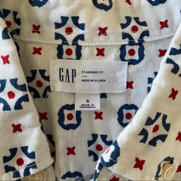 GAP Button-Down Standard Fit Shirt - Picture 2 of 3